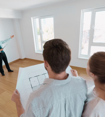 Pareja revisando los planos de una vivienda
